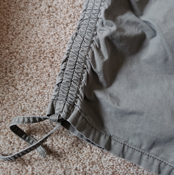 LIKE NEW VINTAGE ARMY GREEN CARGO CAPRIS WITH DRAWSTRING LEG - Picture 4 of 4